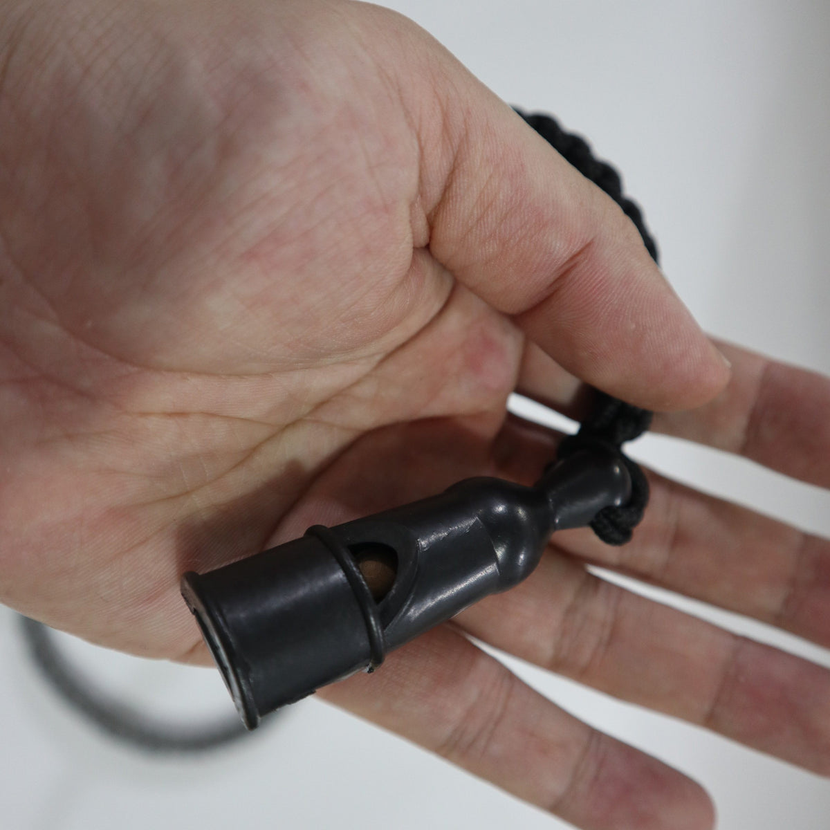 复制版本德国哨子电木求生cosplay重演收藏造型 Yuting Recommended, German‑Style Bakelite Survival Whistle, Replica Model for Cosplay, Reenactment & Collection