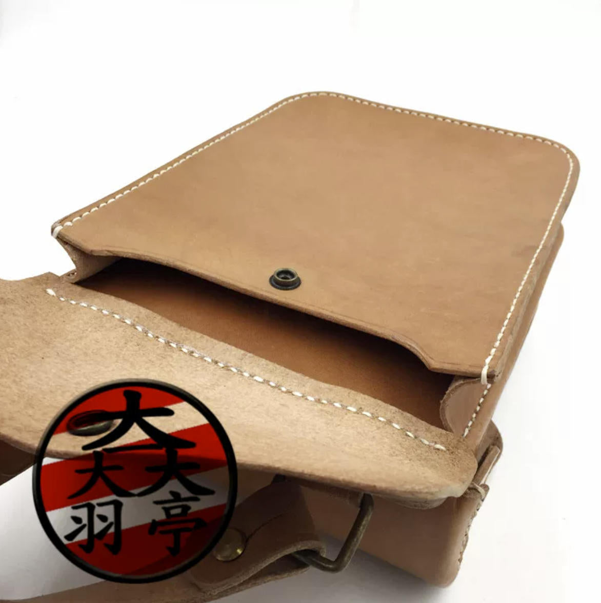 羽亭推荐子地图包斜挎工具头层皮历史舞台影视道具收藏装备野战Recommended by Yuting, full‑grain‑leather cross‑body map‑case with tool compartment, historical‑stage‑film prop, field‑gear collectible