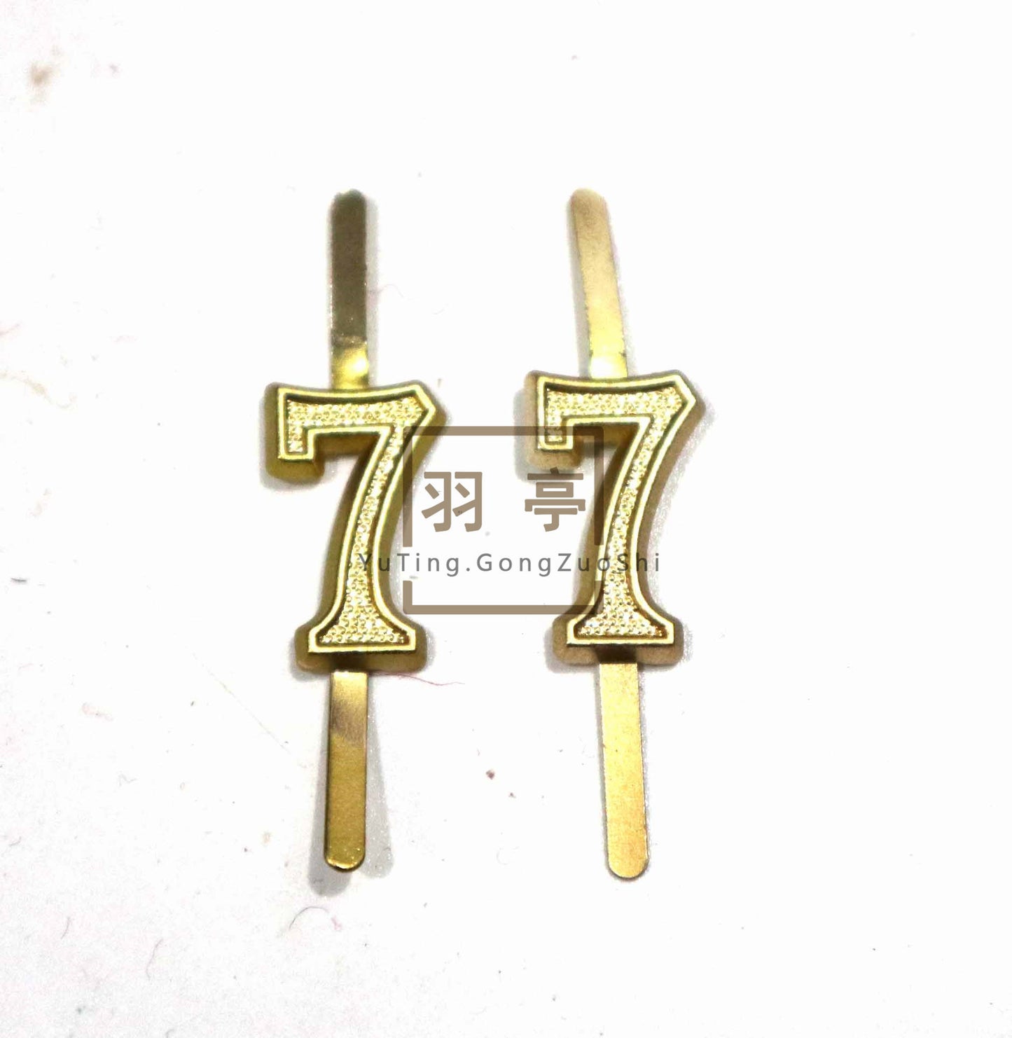 羽亭推荐金属数字章领章cos影视道具中影中戏横店剧   Recommended by Yuting: Metal‑number collar insignia, cosplay prop for Zhongying, Central‑Academy‑of‑Drama & Hengdian film crew
