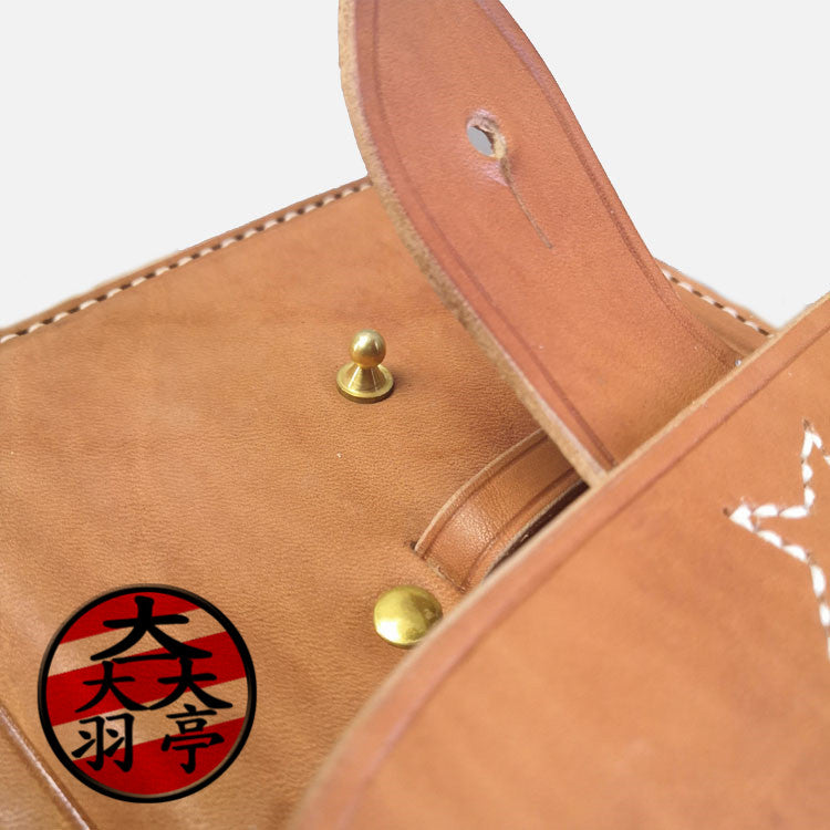 羽亭推荐小型牛皮地图包将校装备杂物公文斜挎外贸出口影视  Recommended by Yuting: Small leather officer map bag, cross‑body document & utility pouch, export‑version for movie props