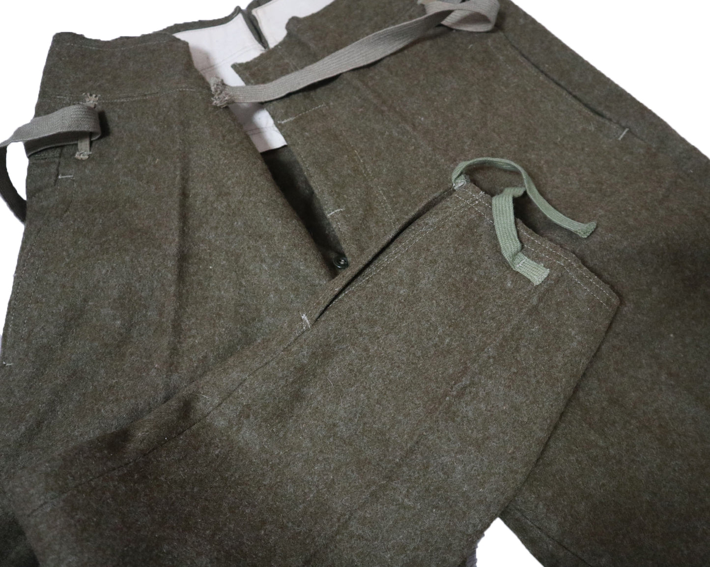 羽亭推荐原品毛呢裤子全新未使用满产红色主题教育博馆展出Original woolen trousers recommended by Yuting, brand‑new and unused, exhibited at the Manchan Red‑themed Education Museum