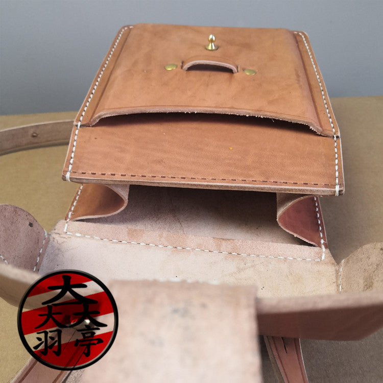 羽亭推荐小型牛皮地图包将校装备杂物公文斜挎外贸出口影视  Recommended by Yuting: Small leather officer map bag, cross‑body document & utility pouch, export‑version for movie props