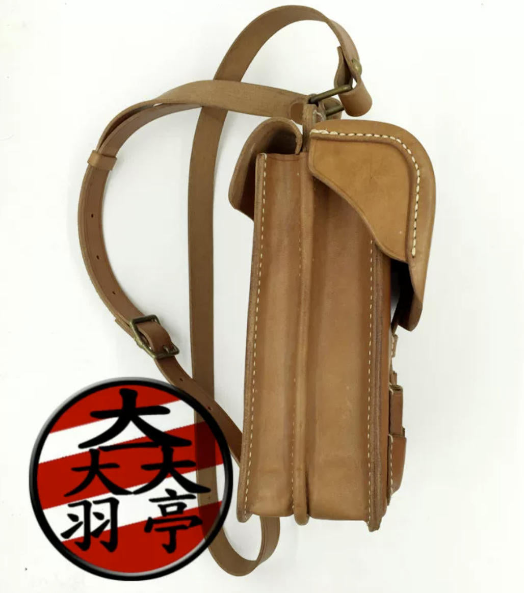 羽亭推荐子地图包斜挎工具头层皮历史舞台影视道具收藏装备野战Recommended by Yuting, full‑grain‑leather cross‑body map‑case with tool compartment, historical‑stage‑film prop, field‑gear collectible