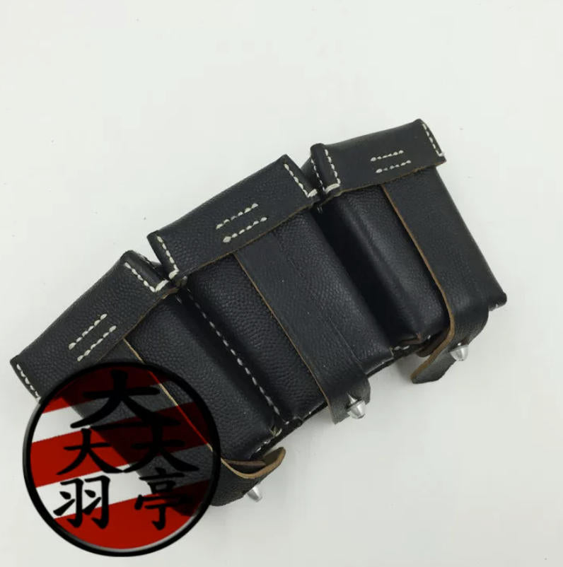 羽亭推荐德国牛皮包98k黑色重演装备ww鱼子纹cosplay影视道具   Yuting Recommended, German‑Style Black 98k Cowhide Pouch, Fish‑Grain Texture, WW‑Era Reproduction, Cosplay & Movie Reenactment Prop