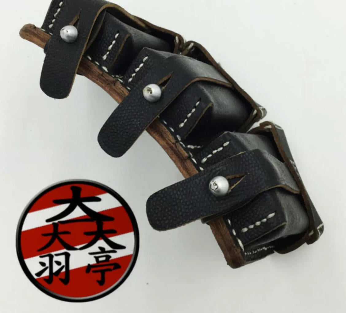 羽亭推荐德国牛皮包98k黑色重演装备ww鱼子纹cosplay影视道具   Yuting Recommended, German‑Style Black 98k Cowhide Pouch, Fish‑Grain Texture, WW‑Era Reproduction, Cosplay & Movie Reenactment Prop